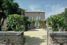 Restauration d'une ferme du XVIIIe avec un plan en U et trois corps de bâtiment à Gordes